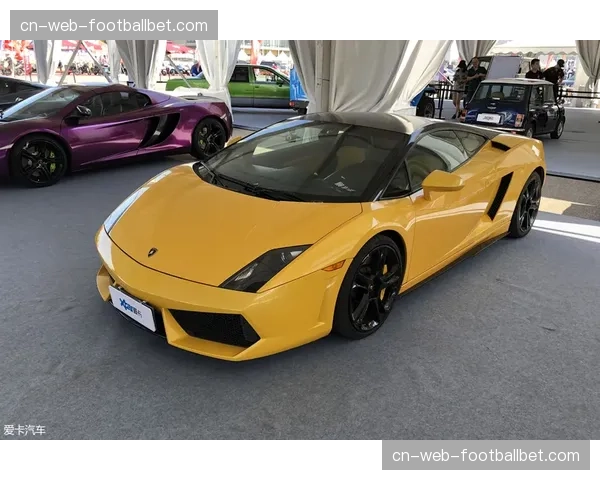 “传承时刻:父子两代车迷在卡塞贝克的同一弯道观看环弗兰德斯” “传承时刻:父子两代车迷在卡塞贝克的同一弯道观看环弗兰德斯”